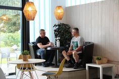 Immer im Gespräch zu bleiben, war Dirk Franke (lks.) auch während der Corona bedingten Schließung ein persönliches Anliegen.