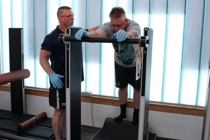 Auf die richtige Ausführung der Übungen achten die Fitnesstrainer im Logo-Fit.