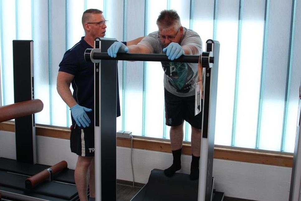 Auf die richtige Ausführung der Übungen achten die Fitnesstrainer im Logo-Fit.