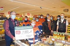 Für die Nachwuchswehren nahm der zehnjährige Haley Kogel den Spendenscheck über 2.000 Euro von Reinhard Bödicker entgegen.
