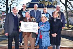 Lions-Präsident Jan Wienke (2.v.li.) überreicht gemeinsam mit den Projektverantwortlichen Dr. Martin Struve (hi.v.li.), Peter Danzeglocke und Tim Schneider sowie Schatzmeister Lutz König den symbolischen Scheck an Martin Liegmann, Mechtild Piechulla (2.v.re.) und Heidi Feilke vom Kinderschutzbund Ostholstein. (Foto: René Kleinschmidt)