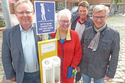 Eine der ersten Maßnahme gegen die Kippenflut in Plön: Die neuen Kippster. Sie bieten den Zigarettenstummeln ein schönes Plätzchen. Einer steht auf dem Markt, der andere auf dem Bahnsteig des Plöner Bahnhofs und wartet auf Futter.