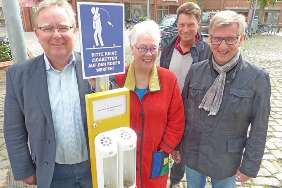Eine der ersten Maßnahme gegen die Kippenflut in Plön: Die neuen Kippster. Sie bieten den Zigarettenstummeln ein schönes Plätzchen. Einer steht auf dem Markt, der andere auf dem Bahnsteig des Plöner Bahnhofs und wartet auf Futter.