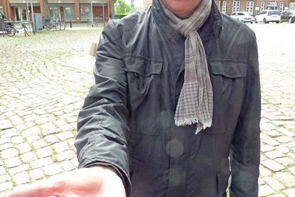 Diese Taschenaschenbecher (nur in Blau) will die ISP demnächst in der Plöner Fußgängerzone verteilen.