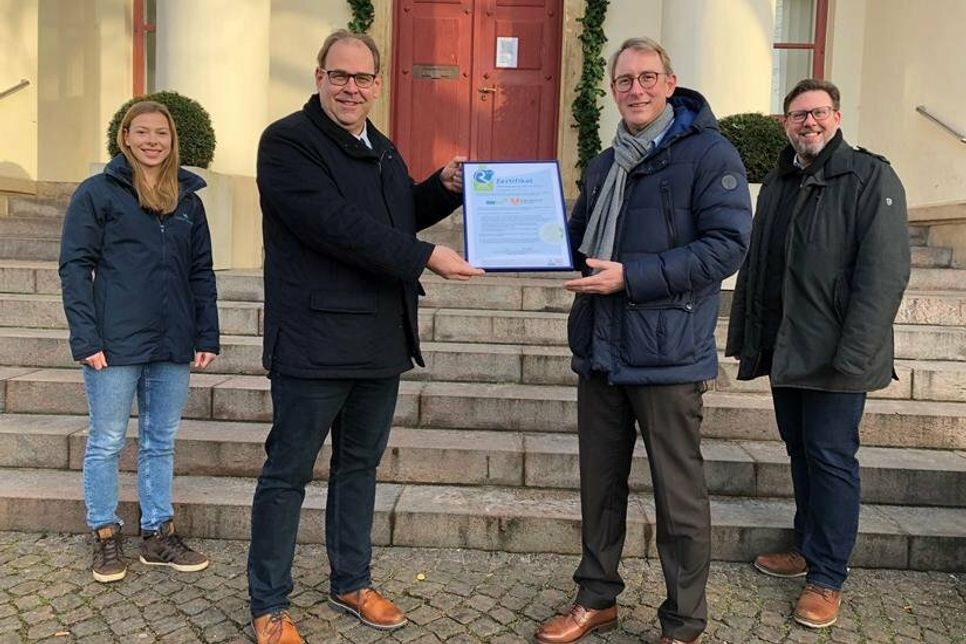 Nachhaltigkeitsmanagerin Lina Koop, Bürgermeister Mirko Spieckermann, Werkleiter der Stadtwerke Dr. Mark Jahn und Stadtwerke-Vertriebsleiter Dirk Heckmann (v. lks.).