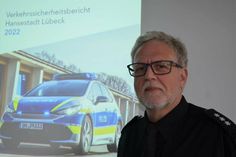 Polizeihauptkommissar Frank Jeschkowski bei der Veröffentlichung der Verkehrssicherheitsberichte 2022 für die Hansestadt Lübeck und den Kreis Ostholstein.