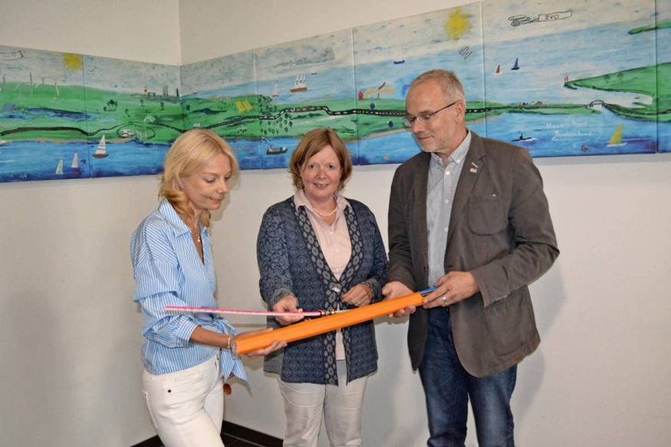 Gesine Strohmeyer (ZVO-Vorsteherin), MdL Marlies Fritzen, Torsten Hindenburg (Geschäftsleiter Breitband, v.lks.) Foto: Nicole Buschermöhle (ZVO).