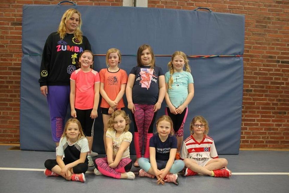 Alexandra Sommer (lks.) mit einem Teil der Zumba Kids.