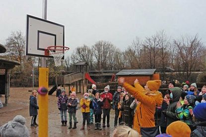 Volltreffer: Frau Fiedler trifft in den von ihrer Familie gespendeten Basketballkorb.