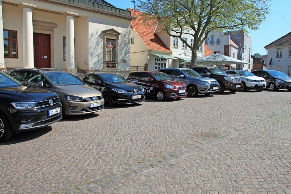 Eine kleine Auswahl, die einen Vorgeschmack auf die rund 60 Fahrzeuge gibt, die auf der Automeile bestaunt und käuflich erworben werden können.