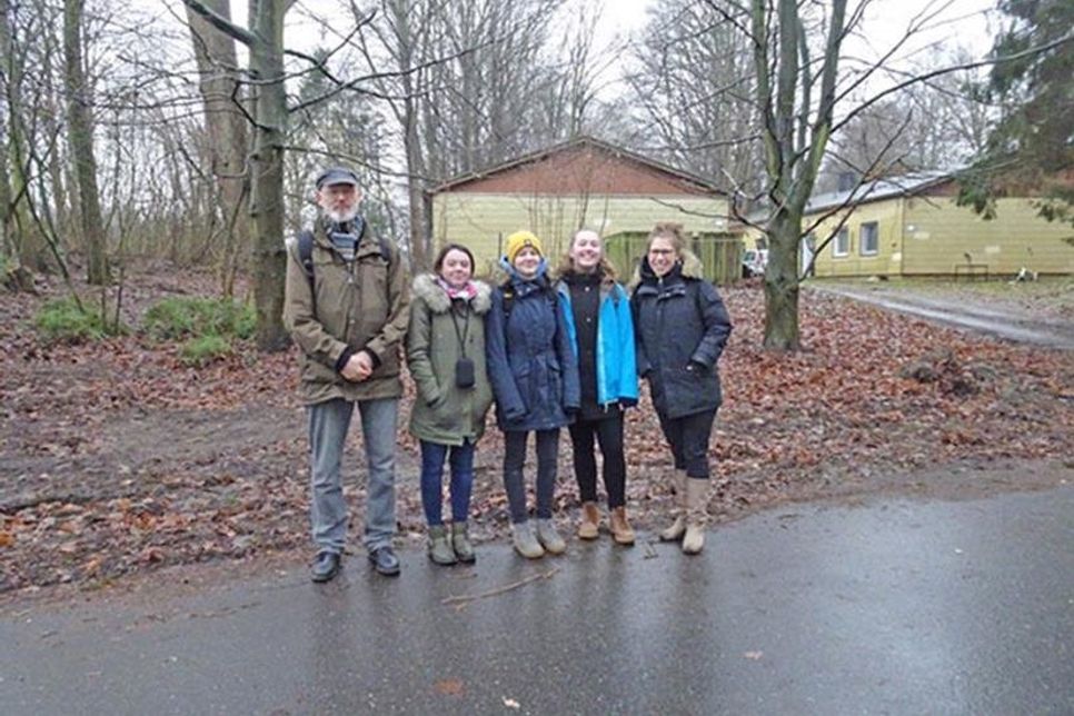 Auf den Spuren der Geschichte: Mit Historiker Dr. Karsten Dölger besuchten die Schüler eines der Lager, in denen die Polin Vera Huryn untergebracht war.