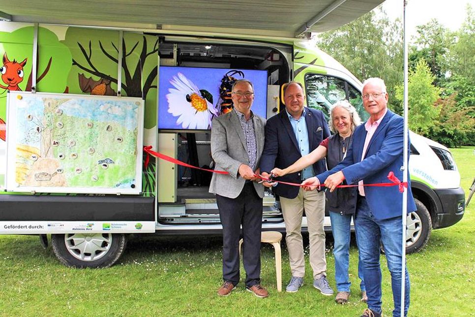 Die Einweihung des E-Mobils nahmen (von links) Hans-Joachim Schütt (LAG Holsteins Herz), Ostholsteins Landrat Timo Gaarz (Vorsitzender des Naturparkvereins), Sonja Fuhrmann (Umweltpädagogin Naturpark) und Günter Möller (LAG Schwentine Holsteinische Schweiz) am Mittwoch vor.