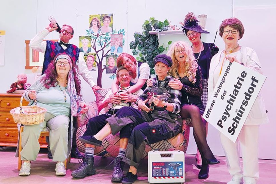 Unverhoffte Selbsterfahrungstrips zwischen Schickeria und Nervenheilanstalt: Mit „Neurosige Tieden“ feiert das Musik- und Comedytheater Schürsdorf das neueste, plattdeutsches Glanzstück.