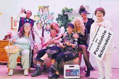 Unverhoffte Selbsterfahrungstrips zwischen Schickeria und Nervenheilanstalt: Mit „Neurosige Tieden“ feiert das Musik- und Comedytheater Schürsdorf das neueste, plattdeutsches Glanzstück.