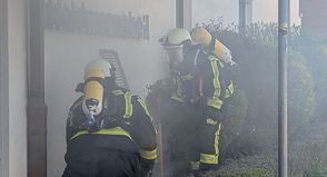 Rund 30 Einsatzkräfte verhinderten eine Ausbreitung des Feuers.