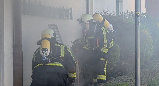 Rund 30 Einsatzkräfte verhinderten eine Ausbreitung des Feuers.