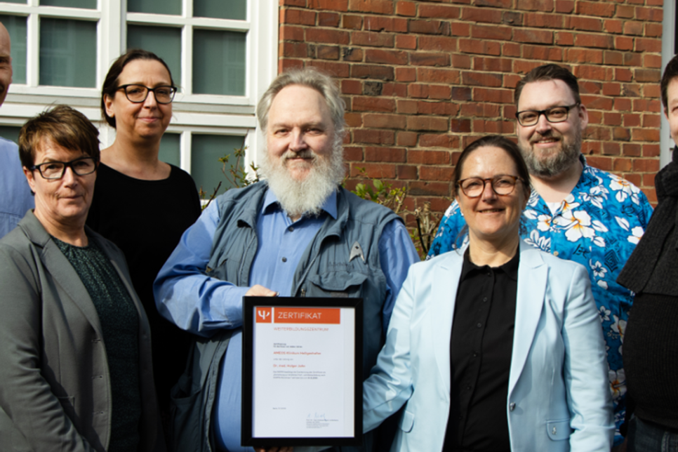 von links nach rechts zu sehen: Sönke Bong (Ltd. Abteilungsarzt), Sabine Seidel (Stellv. Pflegedienstleitung), Susanne Hass (Pflegedirektorin), Dr. Holger Jahn (Ärztlicher Direktor), Daniela Laatz (Stellv. Krankenhausdirektorin), Dr. Kai Wendt (Ltd. Abteilungsarzt), Stefan Jauert (Assistenzarzt).
