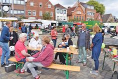 Mittwochvormittags auf dem Marktplatz: mit den Menschen einfach ins Gespräch kommen, das war das Ziel der Aktion der evangelischen Kirchengemeinde.