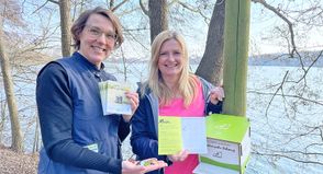 Stephanie Fahnemann vom Naturpark Holsteinische Schweiz und Caroline Backmann, Tourismuszentrale Holsteinische Schweiz, präsentierten einen der neuen Stempelkästen am Schöhsee-Wanderweg in Plön.