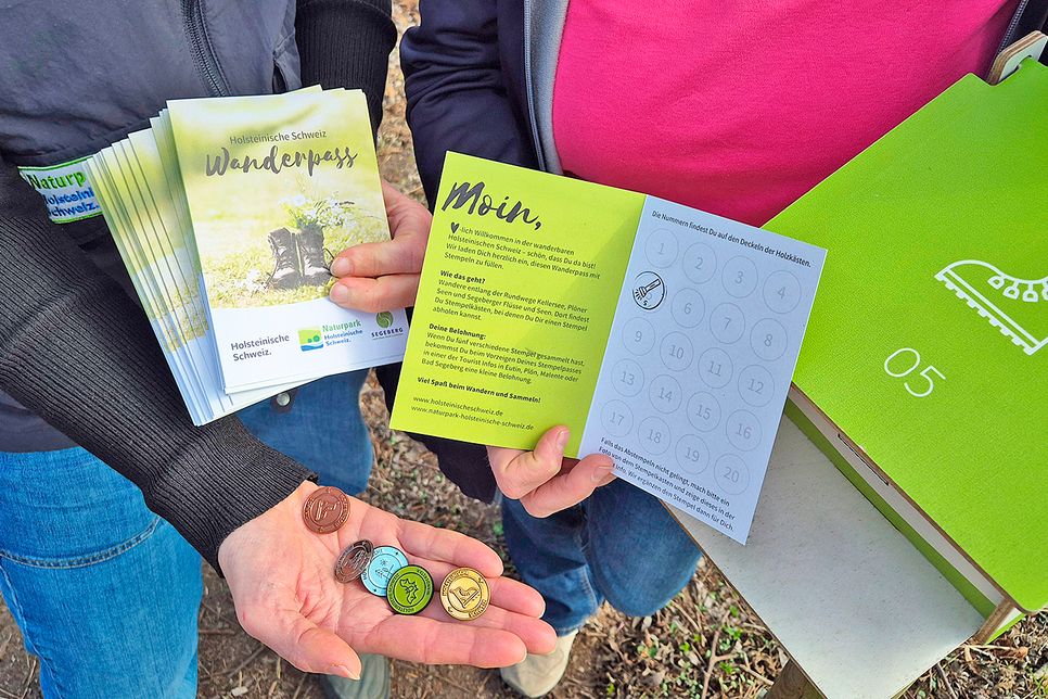 Um die Wandernadel zu erhalten, sind bestimmte Touren abzulaufen, auf denen Kästen mit der Möglichkeit zum Abstempeln des Passes eingerichtet wurden.