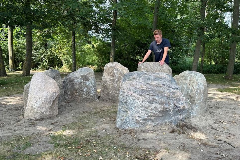 Das Megalith-Grab kann in dem kleinen Wäldchen am Nordstrand besichtigt werden.