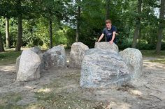 Das Megalith-Grab kann in dem kleinen Wäldchen am Nordstrand besichtigt werden.