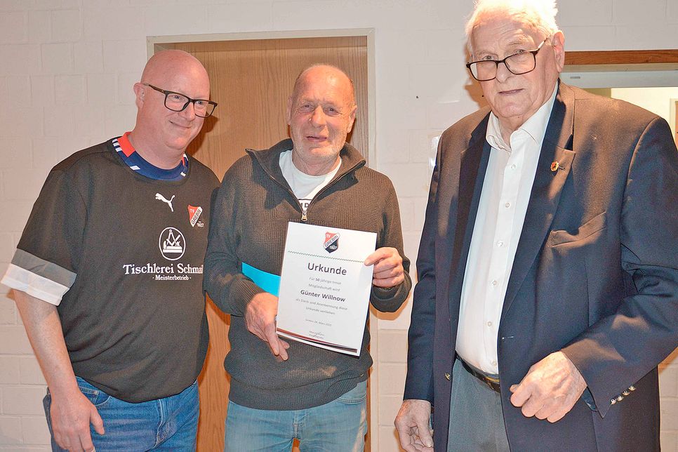Marcel Kühn (links) und Günter Gudegast (rechts) ehrten Günter Willnow für 50 Jahre Vereinstreue.