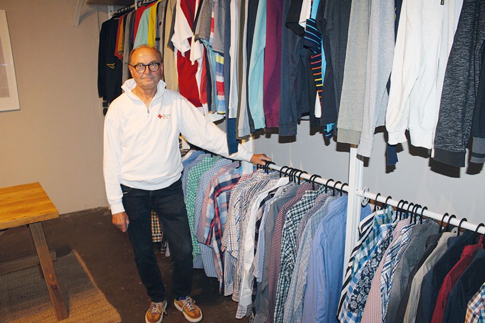 Hartmut Kähler leitet den DRK-Anziehpunkt. Mit seinem Team bietet er zukünftig einen weiteren Verkaufstag im Monat an.