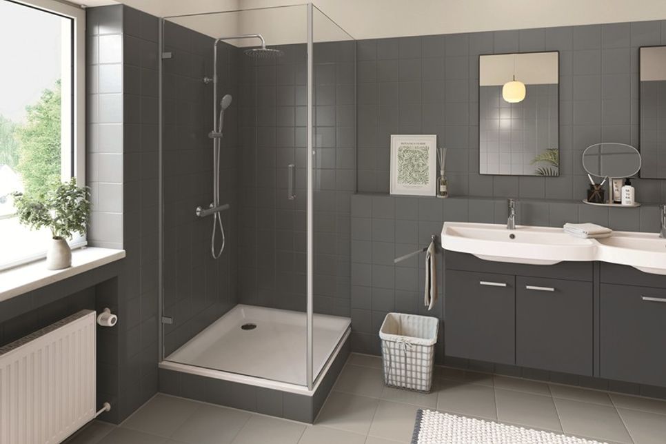 Wer die Wand neu streicht und Fliesen, Duschwanne sowie Möbel in einem anderen Farbton lackiert, kann einen beeindruckenden Vorher-Nachher-Effekt erzielen.