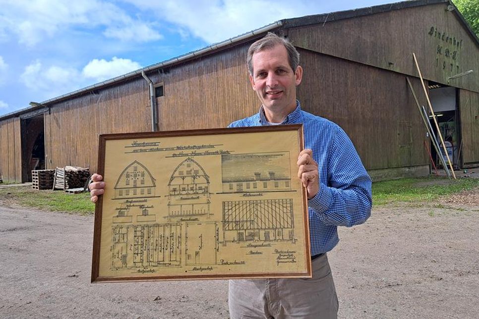 Christoph Donath-Totzke ist der letzte Vollerwerbslandwirt in Preetz. Seit 1977 befinden sich die Wirtschaftsgebäude des Lindenhofs am Sieversdorfer Damm. Die Baupläne der ersten, 1924/25 errichten Scheune besitzt er noch.