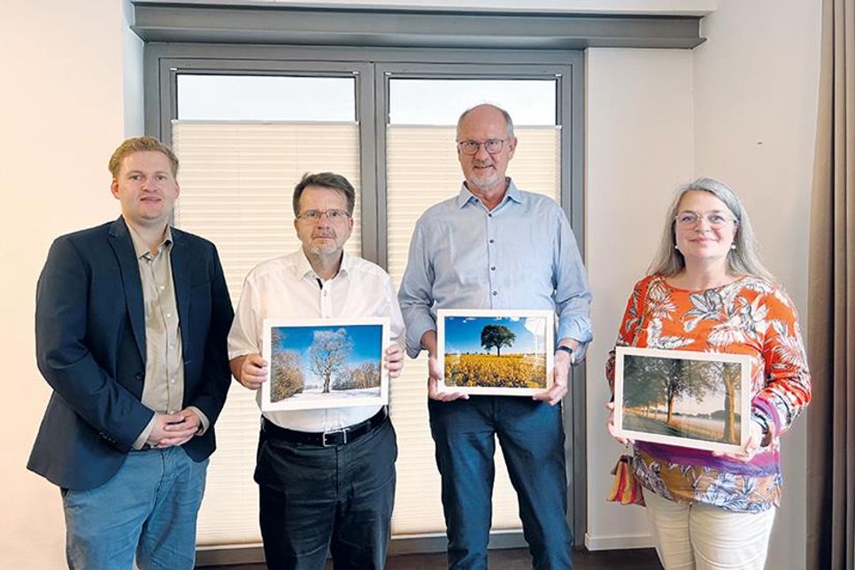 Bürgervorsteher Daniel Thomaschewski (von links) mit den Preisträgern: Manfred Sydow (2. Platz), Peter Wagener (1. Platz) und Sandra Polzin (3. Platz).