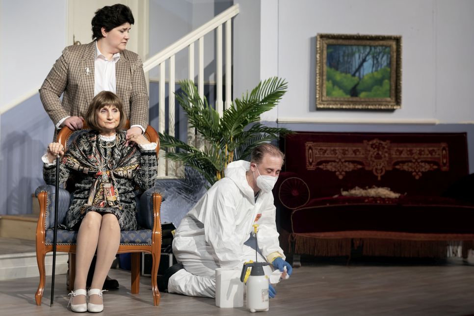 „Der Tatortreiniger - 3 Episoden“ ist eine Bühnenfassung nach der TV-Serie von Mizzi Meyer mit Jan Schuba, Michaela Schäfer, Petra Nadolny und Laura Vorgang. (Foto: Tanya Davidow)