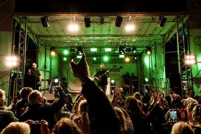 Das Brenkenhagen Open Air bietet eine besondere Atmosphäre mit Live-Musik und bester Stimmung unter freiem Himmel.