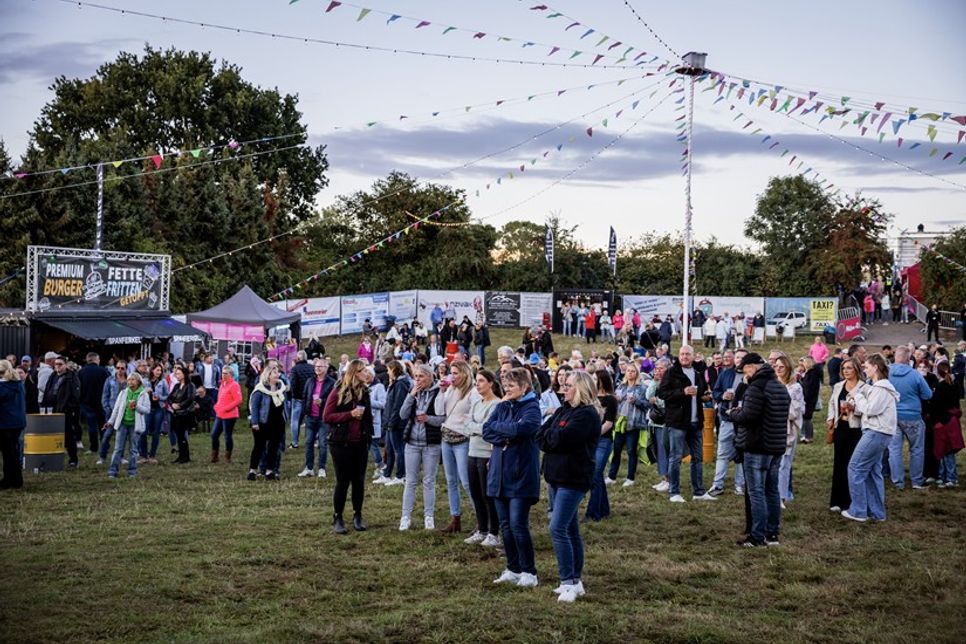 Bereits zur Premiere im letzten Jahr feierten zahlreiche Besucher das Brenkenhagen Open Air.