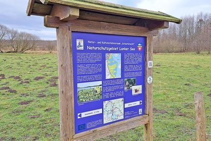 Knapp 40 dieser Infotafeln finden sich entlang des Rundweges. Sie weisen auf die Besonderheiten der Region hin.