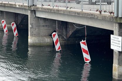 Nach einer routinemäßigen Prüfung wurden unter der Brücke lose Betonteile entfernt.