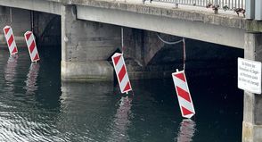 Nach einer routinemäßigen Prüfung wurden unter der Brücke lose Betonteile entfernt.