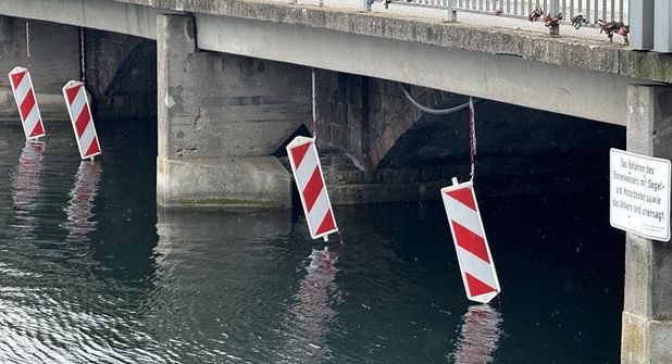 Nach einer routinemäßigen Prüfung wurden unter der Brücke lose Betonteile entfernt.
