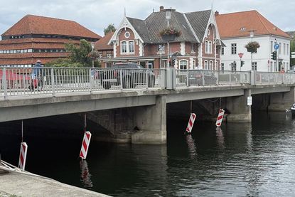 Zwei der drei Durchfahrten unter der Hafenbrücke auf dem Wasser sind gesperrt – die rot-weißen Tafeln markieren die unpassierbaren Bereiche für Boote.