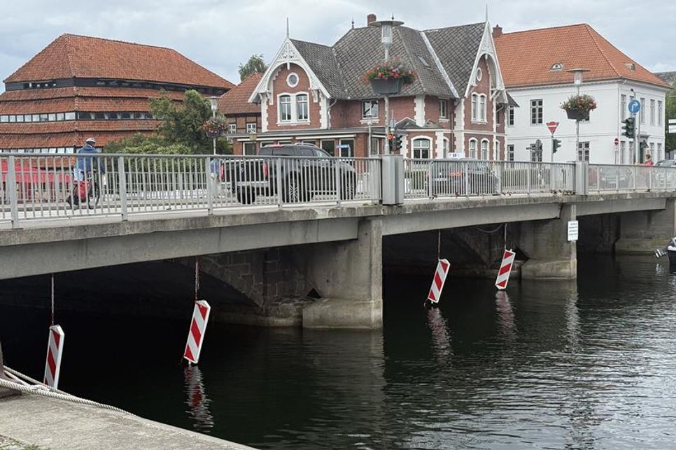 Zwei der drei Durchfahrten unter der Hafenbrücke auf dem Wasser sind gesperrt – die rot-weißen Tafeln markieren die unpassierbaren Bereiche für Boote.