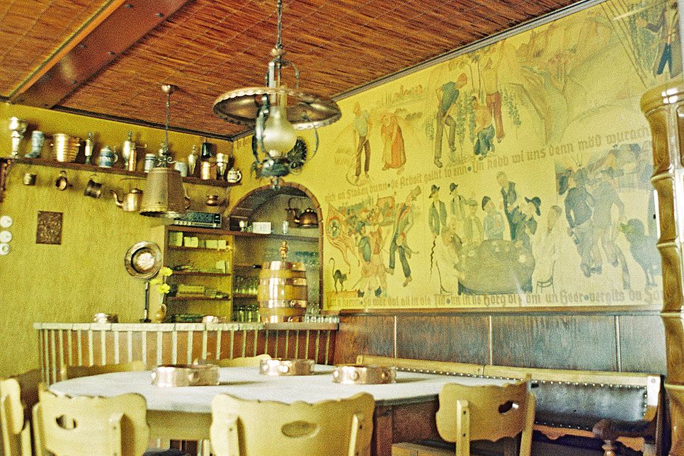 Der Gastraum im Lokal „Zur Kronsburg“ war mit vielen Wandmalereien verziert.