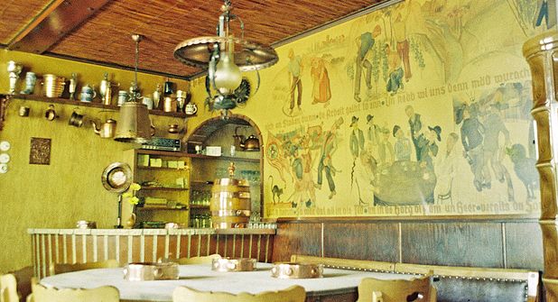 Der Gastraum im Lokal „Zur Kronsburg“ war mit vielen Wandmalereien verziert.