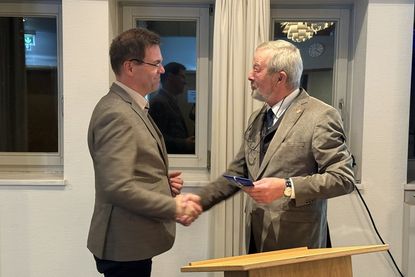 Bürgervorsteher Heinrich Holtfester (re.) dankte Ordnungsamtsleiter Klaas Rahloff, der in Zukunft beim Amt-Ostholstein Mitte zu finden sein wird.