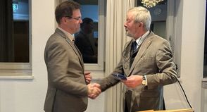 Bürgervorsteher Heinrich Holtfester (re.) dankte Amtsleiter Klaas Raloff, der in Zukunft beim Amt-Ostholstein Mitte zu finden sein wird.