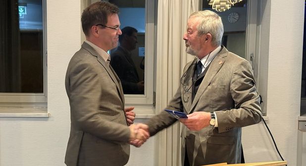 Bürgervorsteher Heinrich Holtfester (re.) dankte Amtsleiter Klaas Raloff, der in Zukunft beim Amt-Ostholstein Mitte zu finden sein wird.