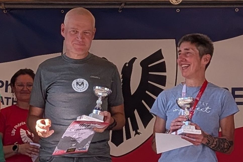 Altersklassensieger Andreas Boller (lks.) und Claudia Radzuweit (re.).
