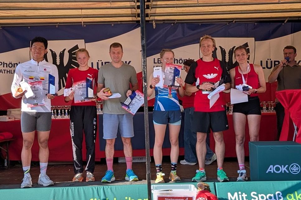 Gesamtsieger 5-Kilometer-Lauf Jens Vahlkampp (3. v. lks.)