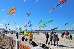 Zahlreiche bunte Drachen locken viele Besucher an den Strand von Laboe.
