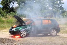 Ein Auto steht in Flammen: die Einsatzübungen waren sehr realitätsnah.