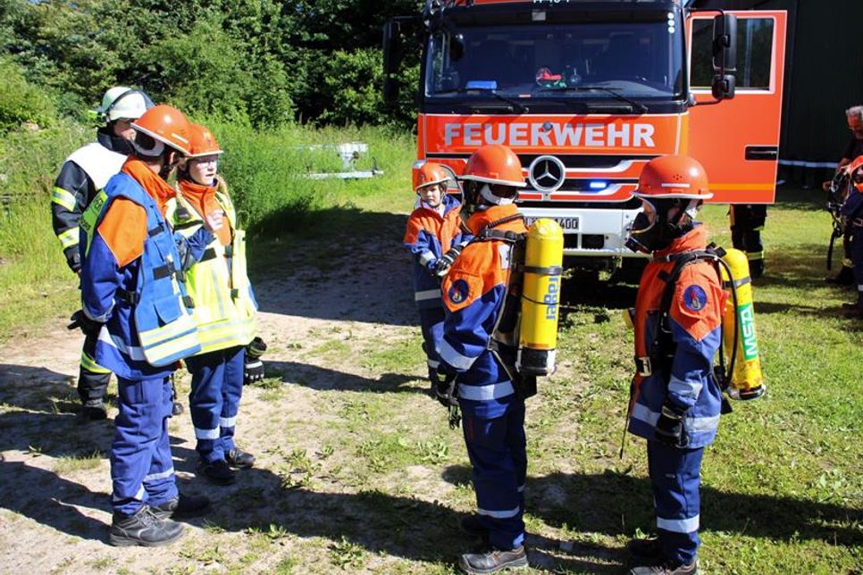 Der Gruppenführer gibt Anweisungen für den Löscheinsatz.